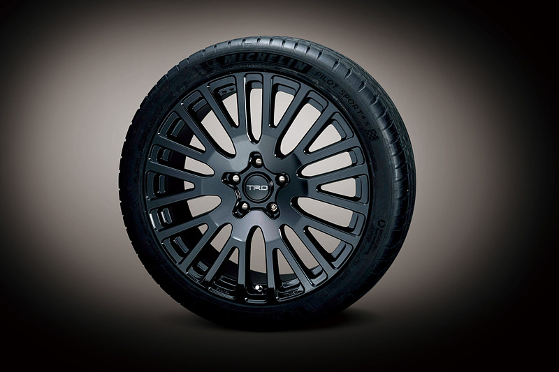 19インチ鍛造アルミホイール ｢TRD SF4｣＆タイヤセット：63万6000円/台（税別）、ノーマルボディでTPWSバルブ付きは65万6000円/台（税別）	