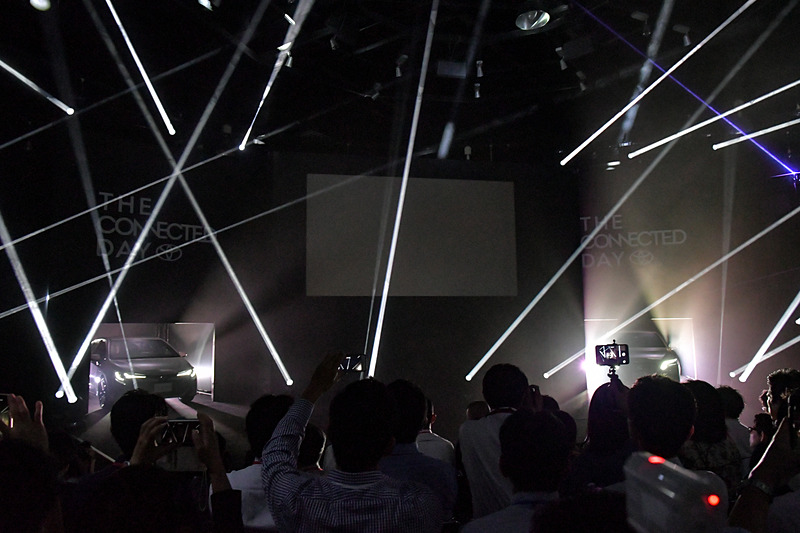 スモークとライトで幻想的に演出されたステージのパネルが開いて新型クラウンと新型車カローラ スポーツが登場