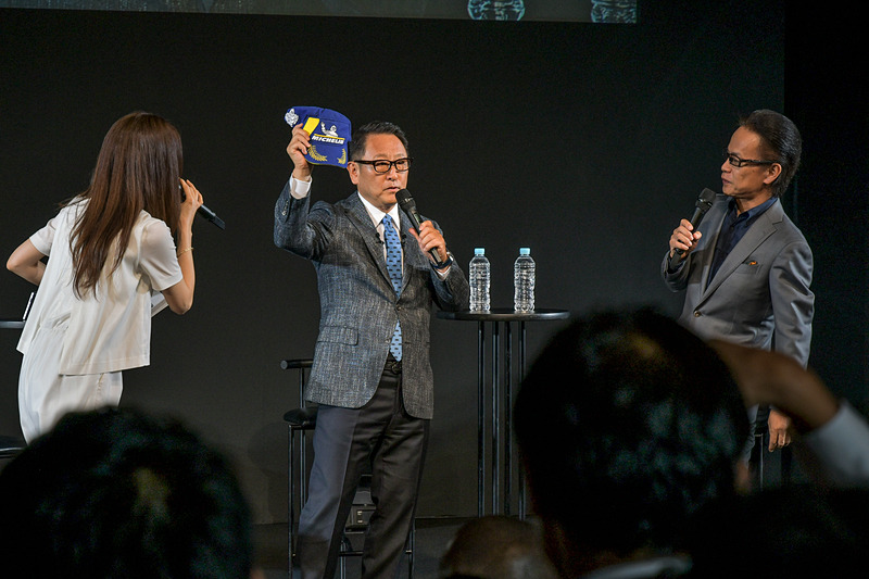 友山副社長がル・マンの表彰台に置いてきた帽子を洗って持ってきたという豊田社長