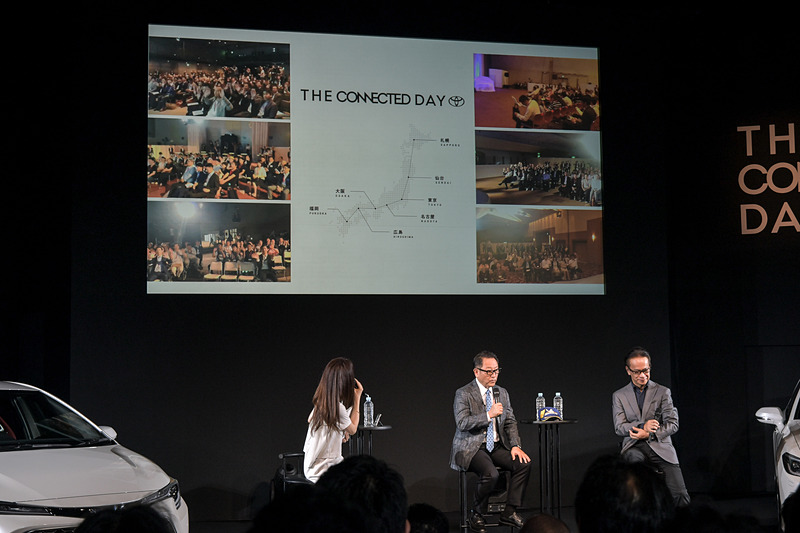 全国の会場と中継をつなぎ、声を掛ける豊田社長