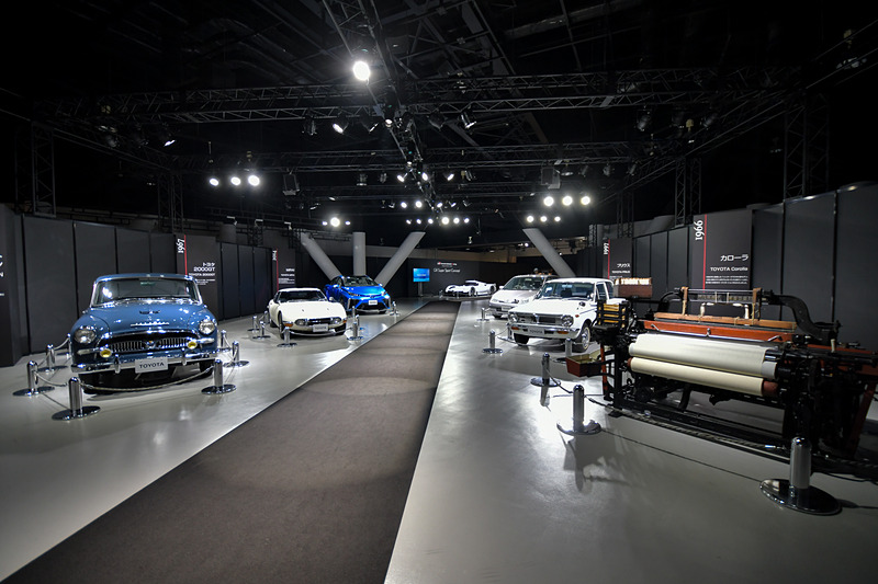 会場となったメガウェブ「ライドスタジオ」は、入口からステージまでのルートにトヨタの歴史を物語るモデルが展示されていた