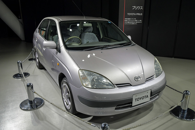 世界初の量産型ハイブリッド車「プリウス」