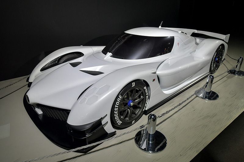 東京オートサロン 2018でお披露目された「GRスーパースポーツコンセプト」。レーシングマシンである「TS050-HYBRID」からハイパワーと環境性能を引き継いだ次世代のスーパースポーツカー。TS050-HYBRID同様にコネクティッドカーで、ルーフにあるアンテナを通じて、リアルタイムの走行データに基づくドラビングサポートやリモートメンテナンス、車載プログラムの自動更新などが行なわれる