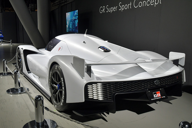 東京オートサロン 2018でお披露目された「GRスーパースポーツコンセプト」。レーシングマシンである「TS050-HYBRID」からハイパワーと環境性能を引き継いだ次世代のスーパースポーツカー。TS050-HYBRID同様にコネクティッドカーで、ルーフにあるアンテナを通じて、リアルタイムの走行データに基づくドラビングサポートやリモートメンテナンス、車載プログラムの自動更新などが行なわれる