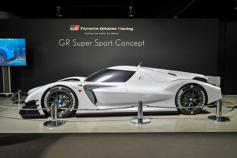 東京オートサロン 2018でお披露目された「GRスーパースポーツコンセプト」。レーシングマシンである「TS050-HYBRID」からハイパワーと環境性能を引き継いだ次世代のスーパースポーツカー。TS050-HYBRID同様にコネクティッドカーで、ルーフにあるアンテナを通じて、リアルタイムの走行データに基づくドラビングサポートやリモートメンテナンス、車載プログラムの自動更新などが行なわれる