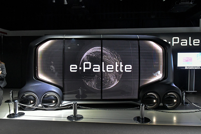 CES 2018で発表された「eパレット コンセプト」。人の移動だけではなく、物流や物販など多目的に活用できるモビリティサービスの核になる
