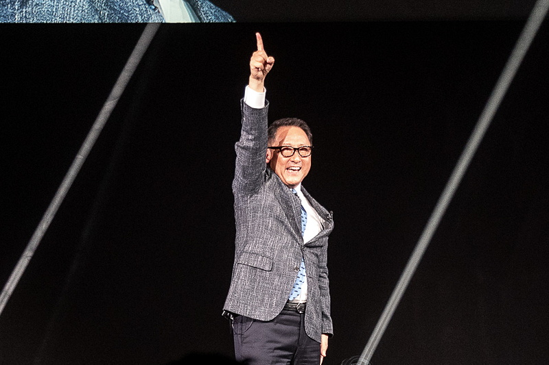 一緒に自動車の未来を作ろうと、指を天高く掲げる豊田社長