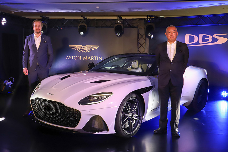 新型「DBS スーパーレッジェーラ」プレスカンファレンスに登場したアストンマーティン・アジア・パシフィック プレジデント パトリック・ニルソン氏（左）、アストンマーティン・ジャパン マネージングダイレクター 寺嶋正一氏（右）