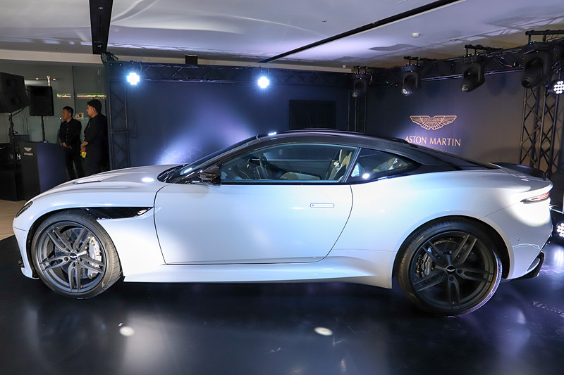 DBS スーパーレッジェーラのボディサイズは4712×2146×1280mm（全長×全幅［ドアミラーを含む］×全高）で、ホイールベースは2805mm。乾燥重量は1693kg。ランドマークモデルの「DB11」よりもフロントが10mm、リアが20mm広くなっており、重量は72kgの軽量化がされている