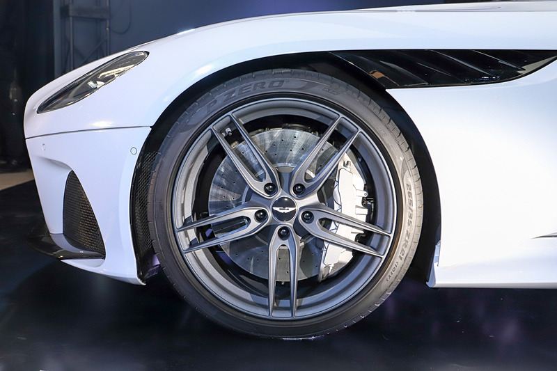 ホイールデザインは2種類用意され、写真の21インチ鍛造ツインスポークホイールはオプションとなる。タイヤはDBS スーパーレッジェーラ専用開発のピレリ製「P ZERO」を装着。サイズはフロントが265/35 ZR21、リアが305/30 ZR21。フロント410mm径、リア360mm径のカーボンセラミックブレーキを標準装備することで約23kgという大幅な軽量化を達成したという