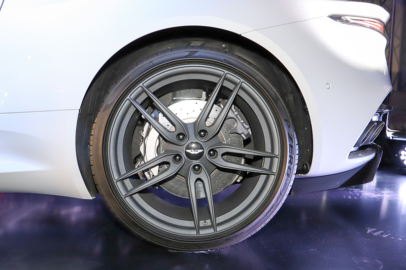 ホイールデザインは2種類用意され、写真の21インチ鍛造ツインスポークホイールはオプションとなる。タイヤはDBS スーパーレッジェーラ専用開発のピレリ製「P ZERO」を装着。サイズはフロントが265/35 ZR21、リアが305/30 ZR21。フロント410mm径、リア360mm径のカーボンセラミックブレーキを標準装備することで約23kgという大幅な軽量化を達成したという