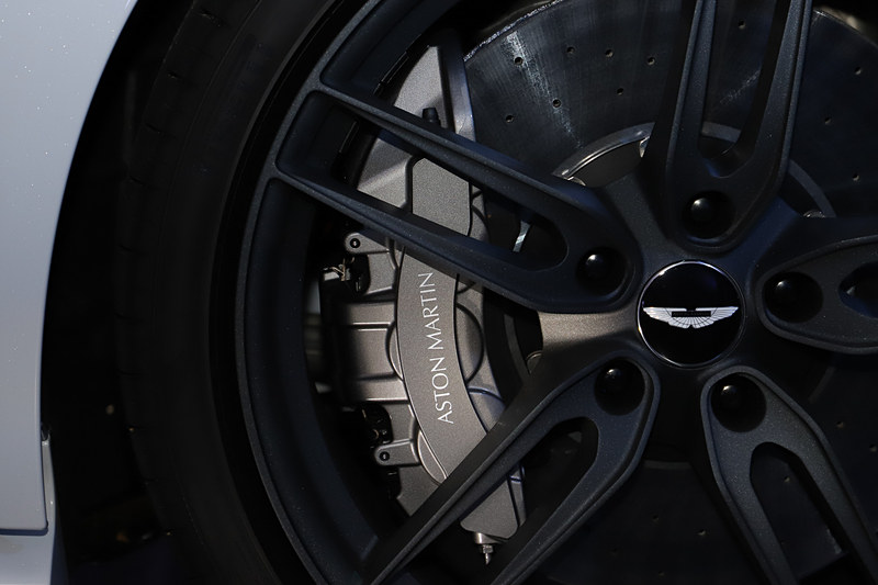 ホイールデザインは2種類用意され、写真の21インチ鍛造ツインスポークホイールはオプションとなる。タイヤはDBS スーパーレッジェーラ専用開発のピレリ製「P ZERO」を装着。サイズはフロントが265/35 ZR21、リアが305/30 ZR21。フロント410mm径、リア360mm径のカーボンセラミックブレーキを標準装備することで約23kgという大幅な軽量化を達成したという