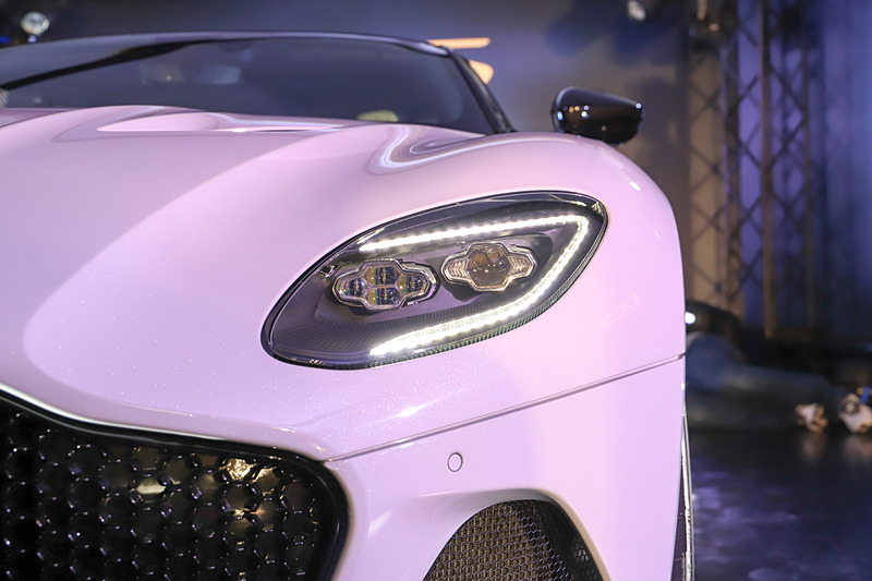 灯火類は前後ともLEDを採用。テールランプはダイナミック・インジケーター機能付き