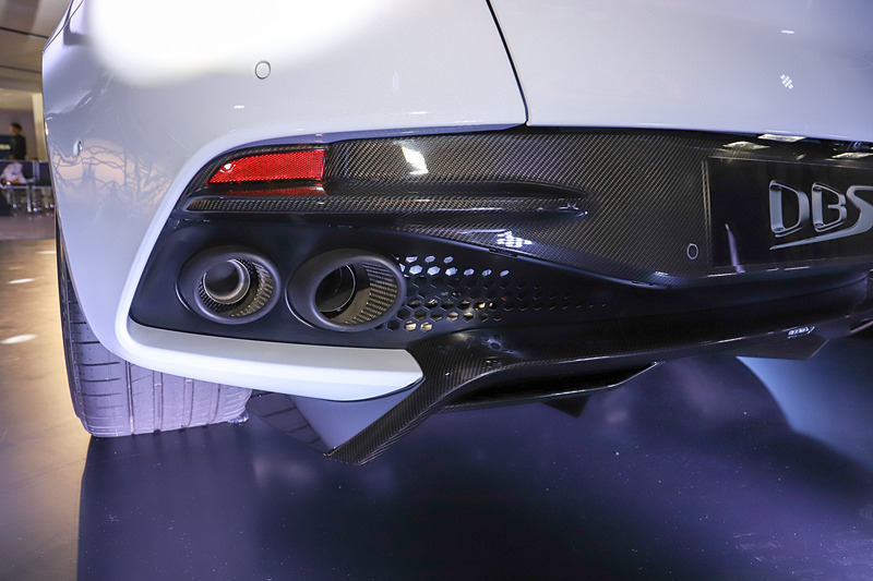 エキゾーストパイプは左右2本ずつの4本出し