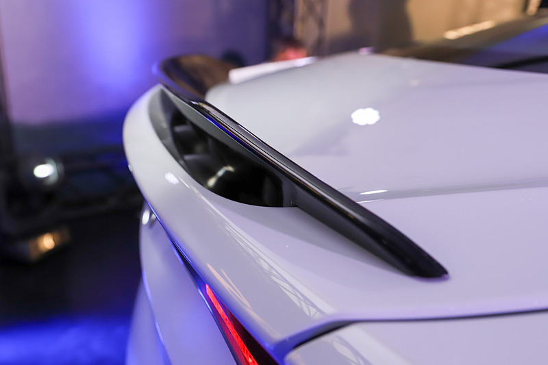 寺嶋氏曰く「この固定式のテールを見るだけで、DBS スーパーレッジェーラを容易に認識できるデザインになる」という固定式のカーボンファイバーテール「エアロブレードII」を装着