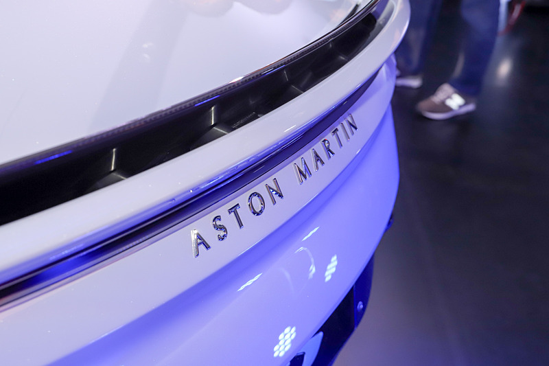 リアには「ASTON MARTIN」のエンブレムを備える
