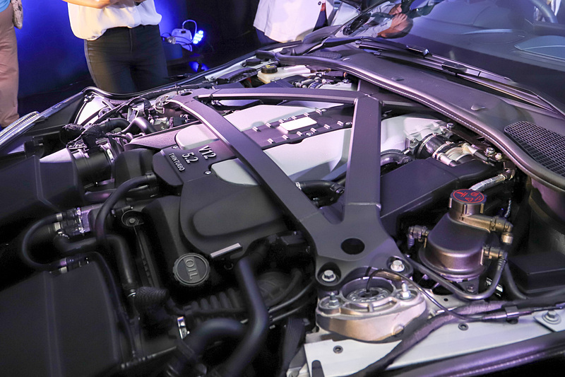 最高出力725PS/6500rpm、最大トルク900N･m/1800-5000rpmを発生するV型12気筒DOHC 5.2リッターツインターボエンジンを搭載。トランスミッションにZF製8速ATを組み合わせ、0-100加速3.4秒、最高速約340km/hのパフォーマンスを発揮