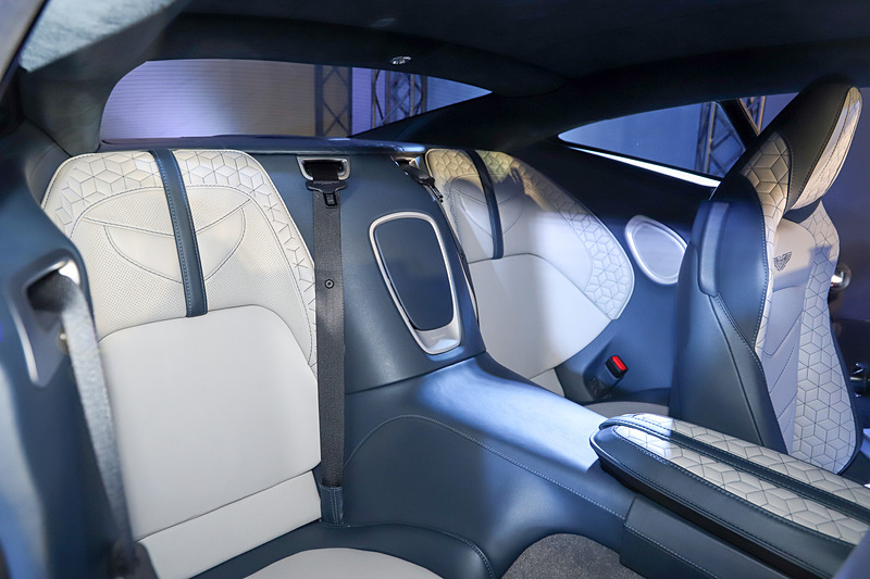 DBS スーパーレッジェーラのインテリア。シートはレザー/アルカンターラを組み合わせるSport Plusシート