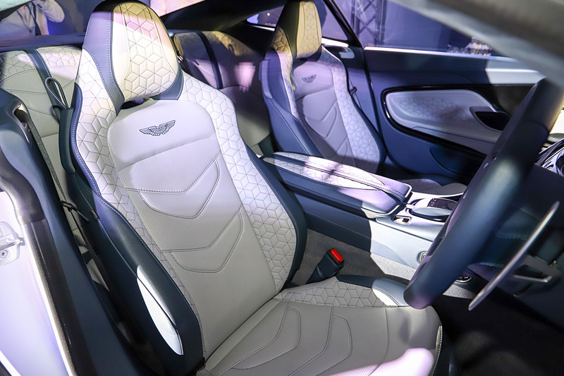 DBS スーパーレッジェーラのインテリア。シートはレザー/アルカンターラを組み合わせるSport Plusシート