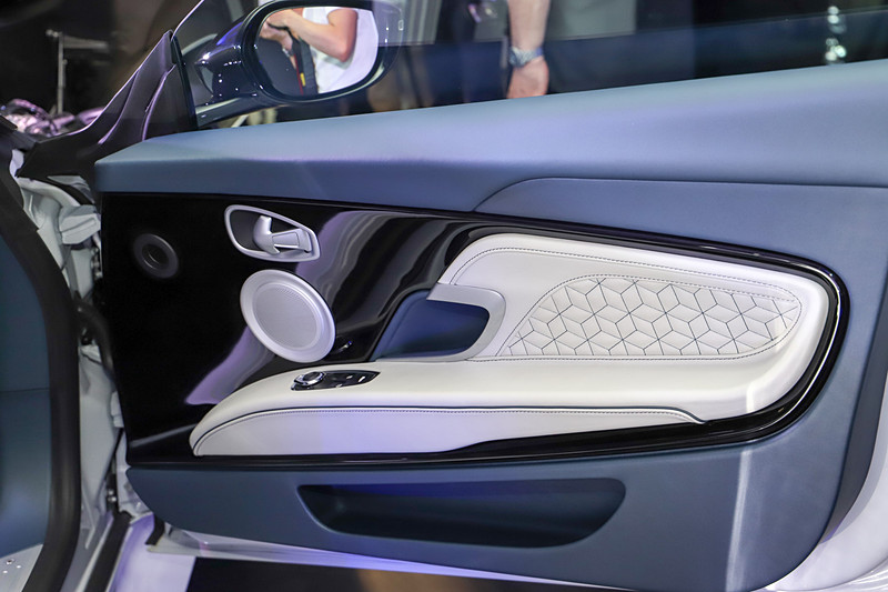 ドアトリムはシート同色