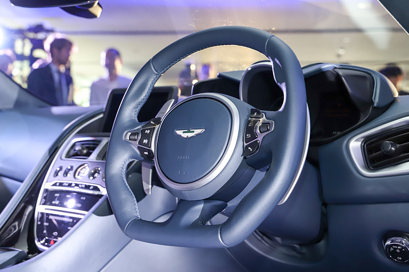 固定式フルレングス・パドルシフトを備えるSport Plusステアリングホイール