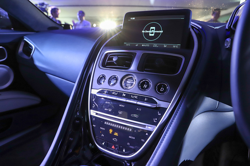 インパネまわり。プッシュスタートスイッチを中心にして、周囲にシフトレンジを配置