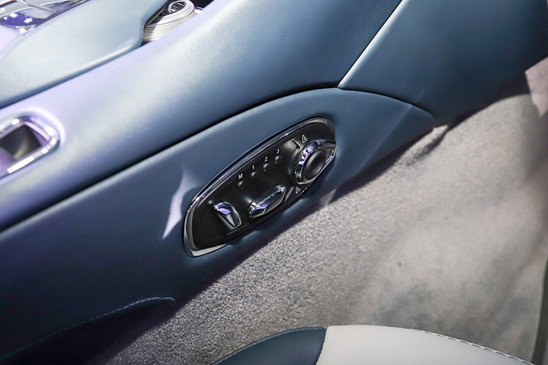 パワーシートの操作スイッチはセンターコンソールに配置