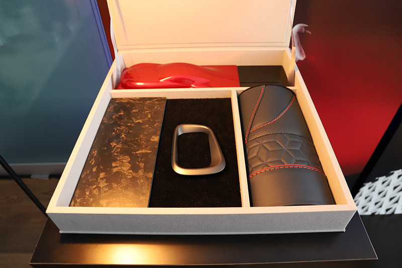 シートやパネル、ボディカラーのイメージサンプルが展示されていた