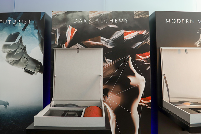 シートやパネル、ボディカラーのイメージサンプルが展示されていた