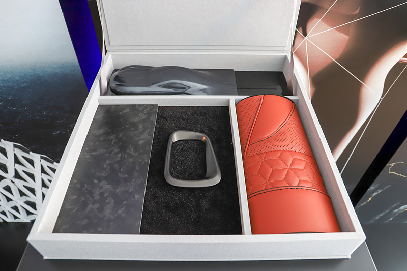 シートやパネル、ボディカラーのイメージサンプルが展示されていた