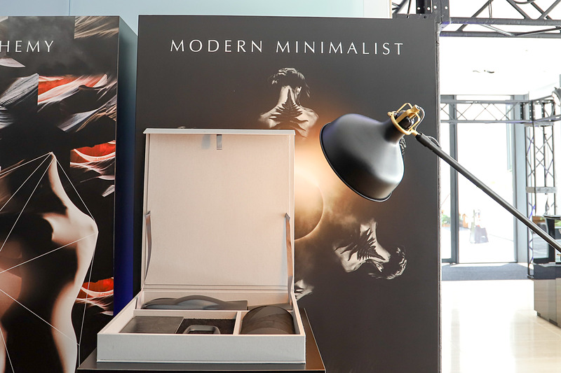 シートやパネル、ボディカラーのイメージサンプルが展示されていた