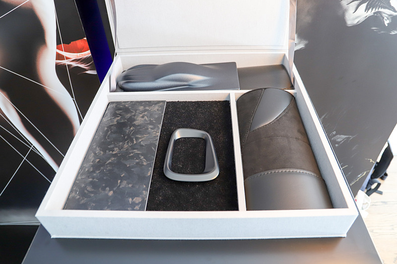 シートやパネル、ボディカラーのイメージサンプルが展示されていた