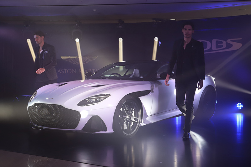 ニルソン氏の挨拶のあと、車両のアンベールが行なわれた