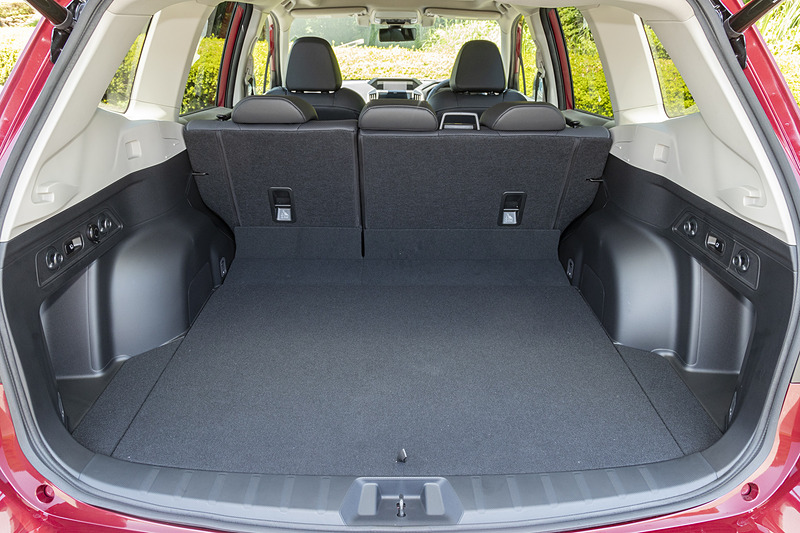 荷室開口部の最大幅は1300mmと、従来モデルより134mm拡大した