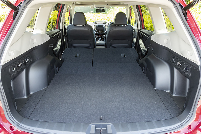 荷室開口部の最大幅は1300mmと、従来モデルより134mm拡大した