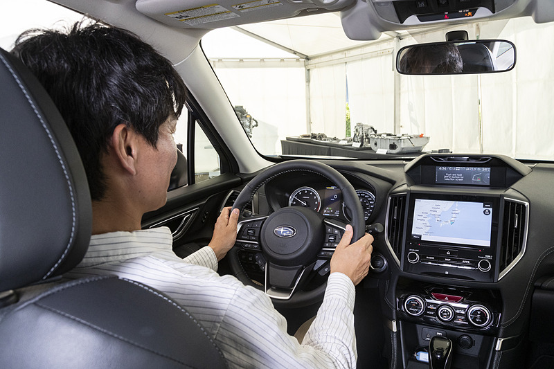 展示された北米仕様の新型フォレスターで「ドライバーモニタリングシステム」のおもてなし機能を試してみる