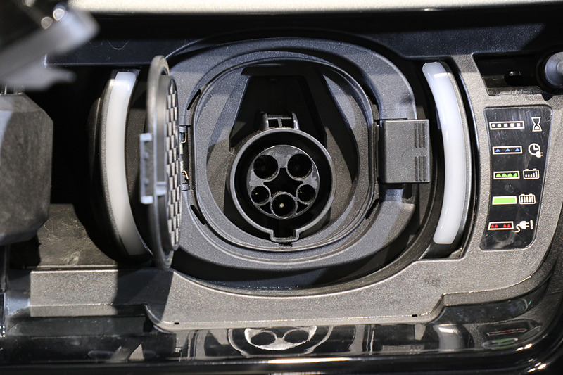 フロントグリル内に200Vの普通充電用ポートを設定