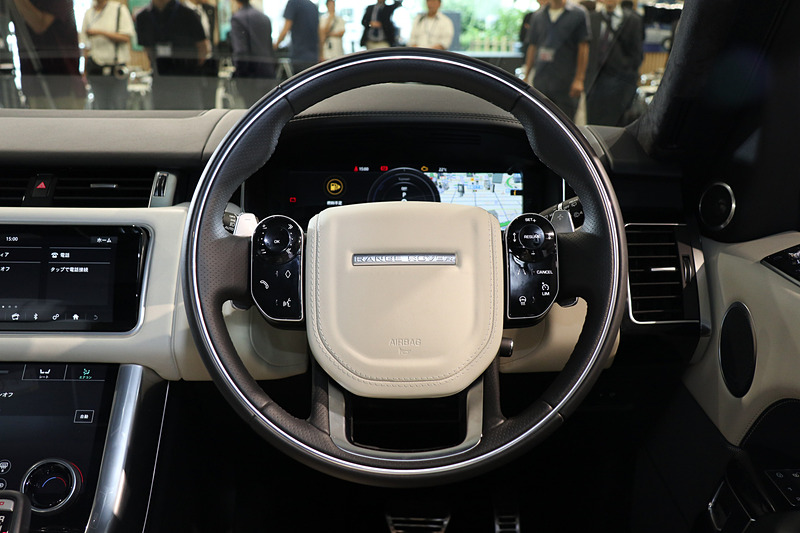 ステアリングは4本スポークのレザー巻きスタイル