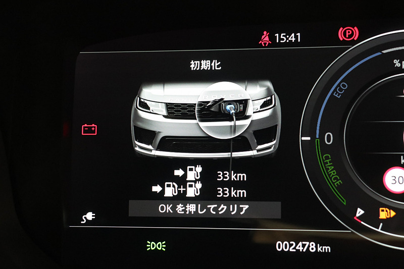 バーチャルコックピットはPHEV専用の表示を行なう「インテリジェントプラグインハイブリッドディスプレイ」となり、航続可能距離の情報や、充電プラグが差し込まれている時はそのまま車両を動かしてしまわないよう警告表示も行なわれる。また、充電中は左下にコンセントのアイコンが点滅表示して注意喚起する