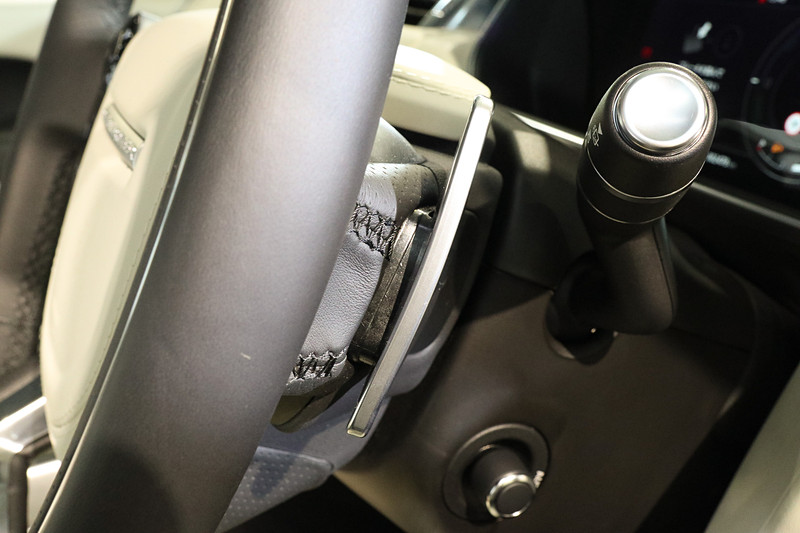 ステアリング背面にパドルシフトも装備