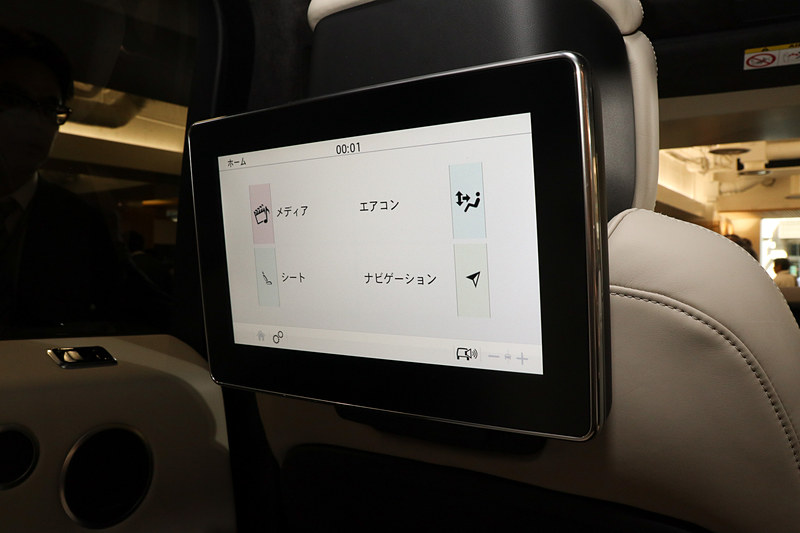 フロントシートの背面に設定されるディスプレイはオプション装備
