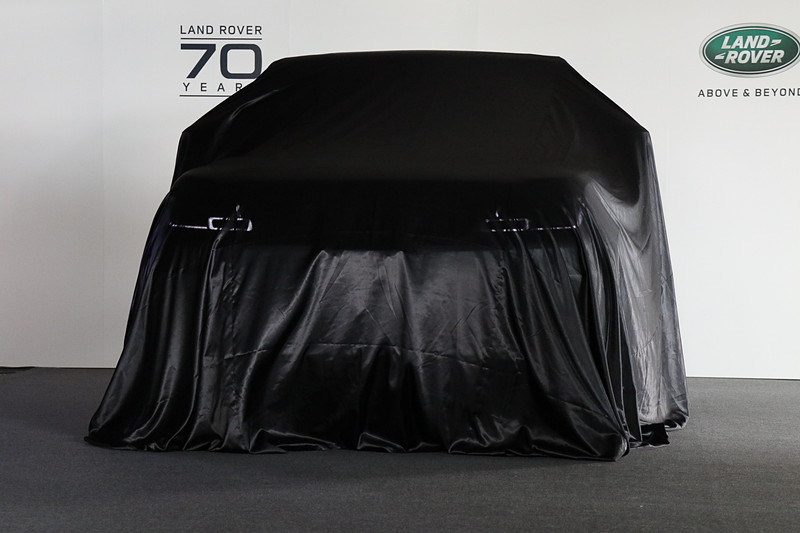 アンベールを行なってレンジローバー スポーツ PHEVを初公開。運転席に座っているのは、ハンソン氏に続いて車両解説などを行なったジャガー・ランドローバー・ジャパン株式会社 マーケティング・広報部 ディレクターの若林敬市氏