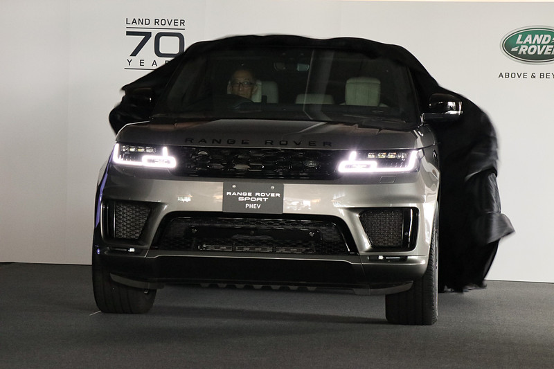 アンベールを行なってレンジローバー スポーツ PHEVを初公開。運転席に座っているのは、ハンソン氏に続いて車両解説などを行なったジャガー・ランドローバー・ジャパン株式会社 マーケティング・広報部 ディレクターの若林敬市氏