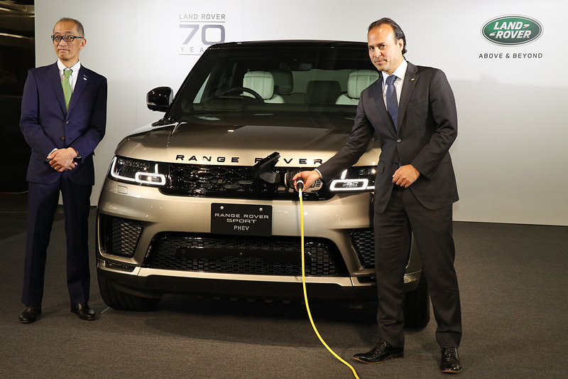 フォトセッション時には、ハンソン氏が充電プラグを握ってポーズを決めるシーンも