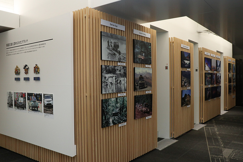 内部では壁面などでランドローバーの歴史やエピソードなどを紹介