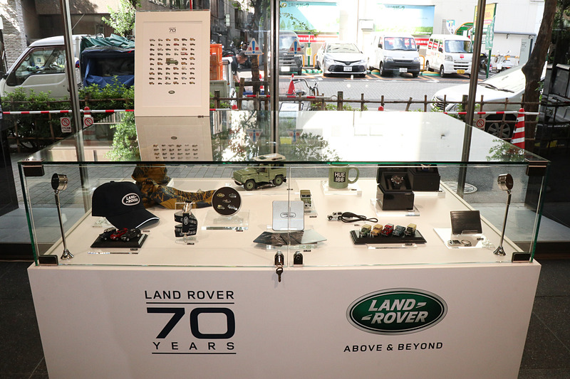 ランドローバーグッズの販売も行なわれている