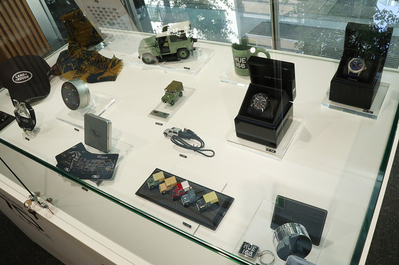 ランドローバーグッズの販売も行なわれている