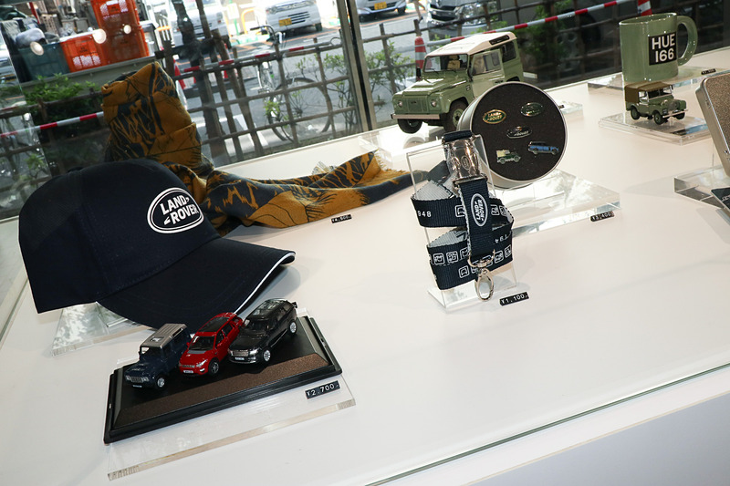 ランドローバーグッズの販売も行なわれている