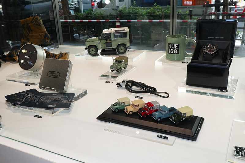 ランドローバーグッズの販売も行なわれている