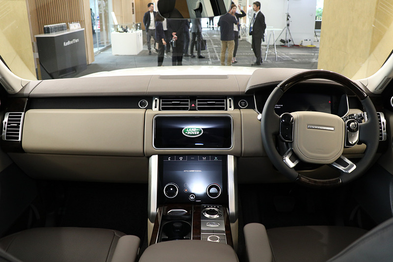 内装色はアイボリー